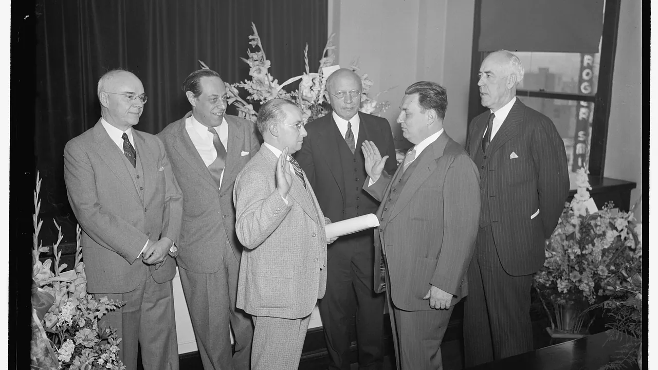 New S.E.C. Commissioner takes oath. Washington, D.C., May 18. Leon Henderson, whose nomination as a member of the Securi