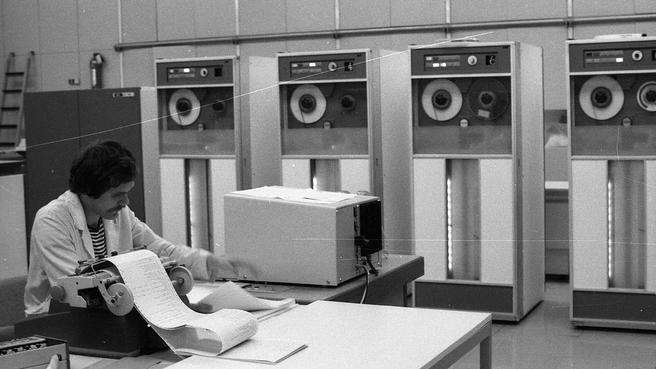 Computer, server room, engineer Fortepan 76098