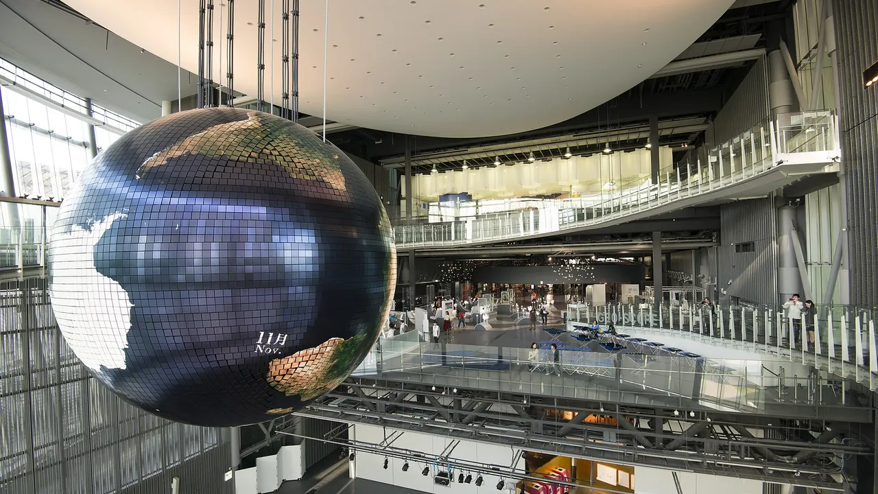 Main hall and Geo-Cosmos in the Miraikan (9409476063)
