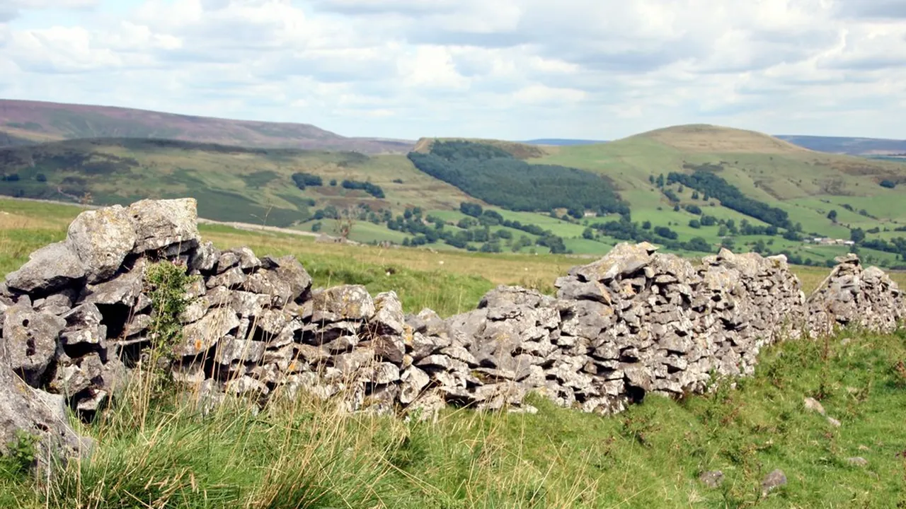 Broken wall, nr. Castleton, Derbyshire - geograph.org.uk - 2035421