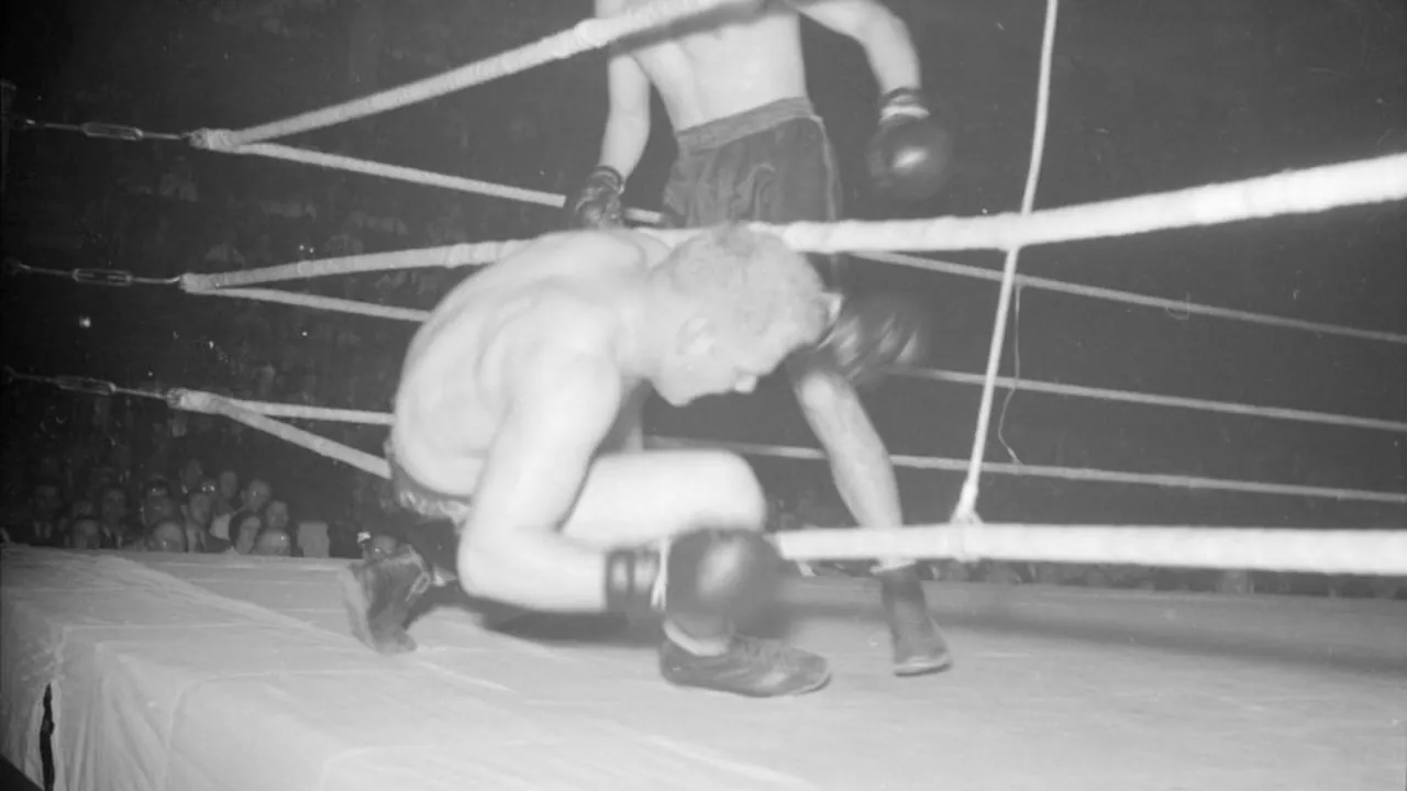 Boxing. Barry on the Ropes BAnQ P48S1P01204