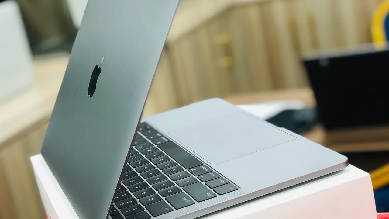 Laptops Arena - MacBook Pro 2017