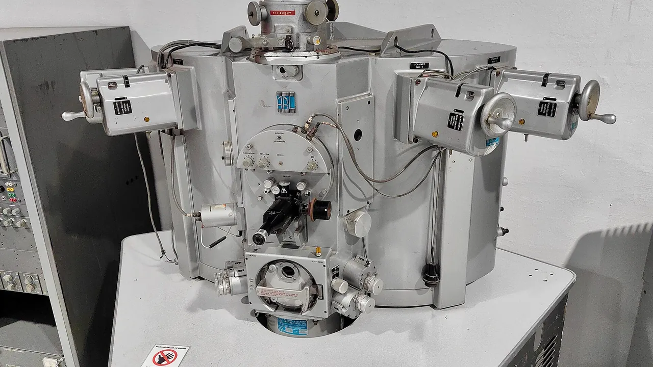 Belgrad - Museum of Science and Technology - Electron microscope ARL