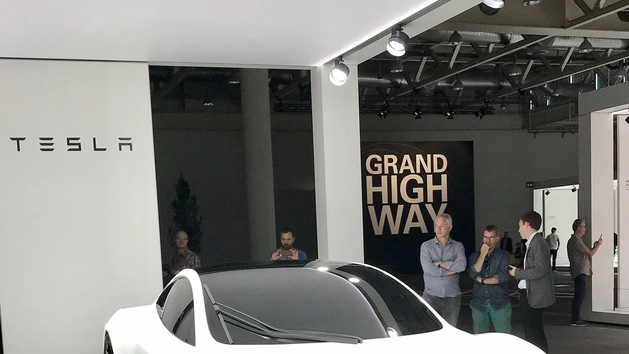Tesla Roadster, Grand Basel 2018 01
