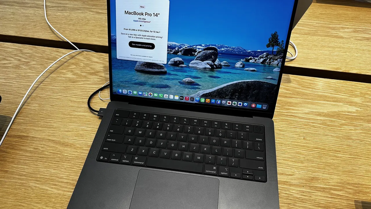 MacBook Pro (14-inch, M5, Space Black)
