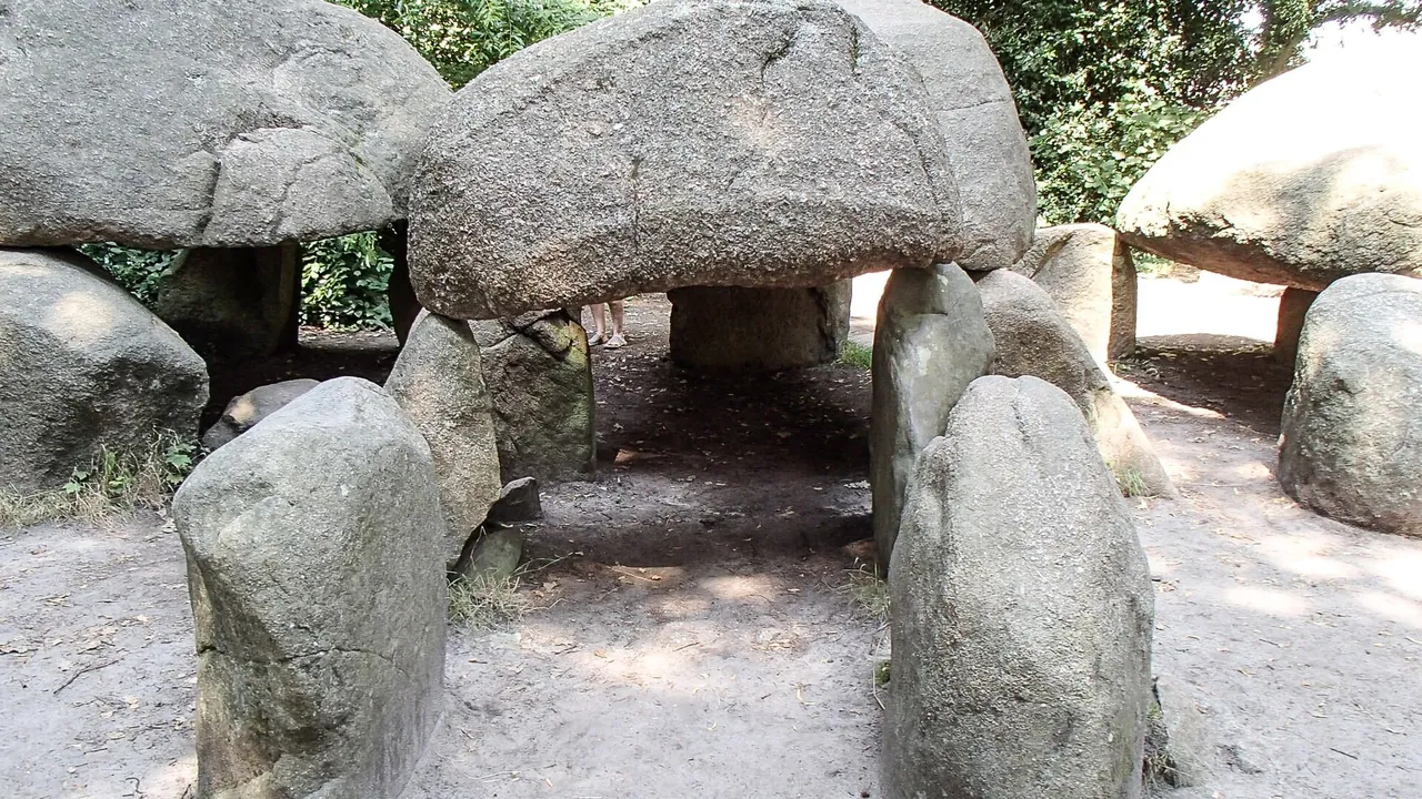 Ingang hunebed in Borger Drenthe