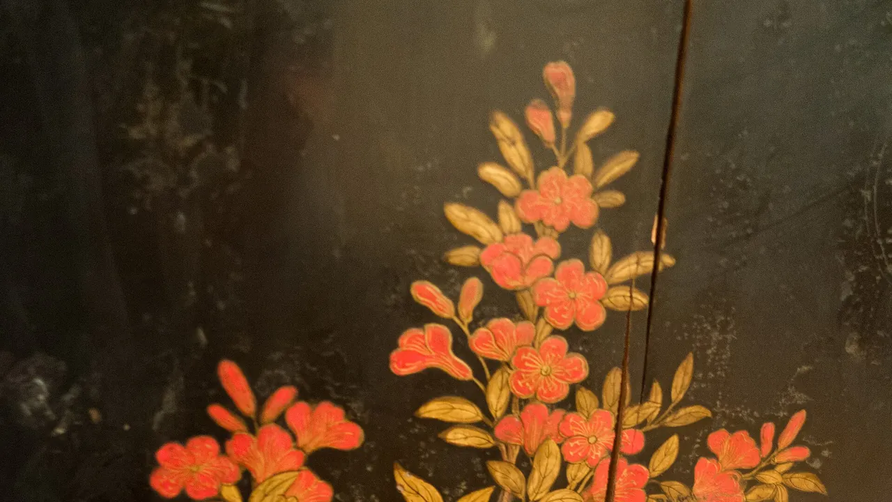 Antique Chinese lacquered cabinet detail (26291470930)