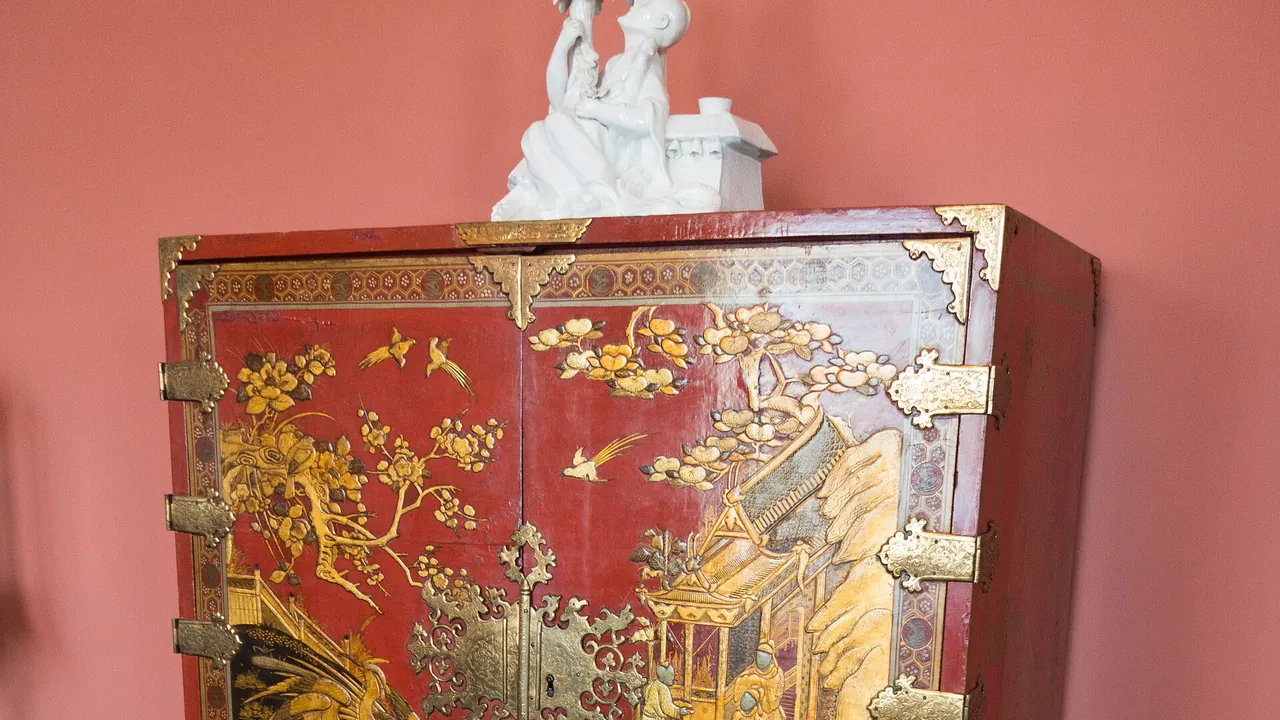 Antique cabinet with Chinese motif