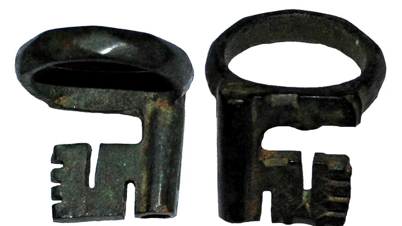 A complete copper alloy 'ring key', from a rotary lock, dating to the late Roman period (AD 200 to AD 400). (FindID 6434