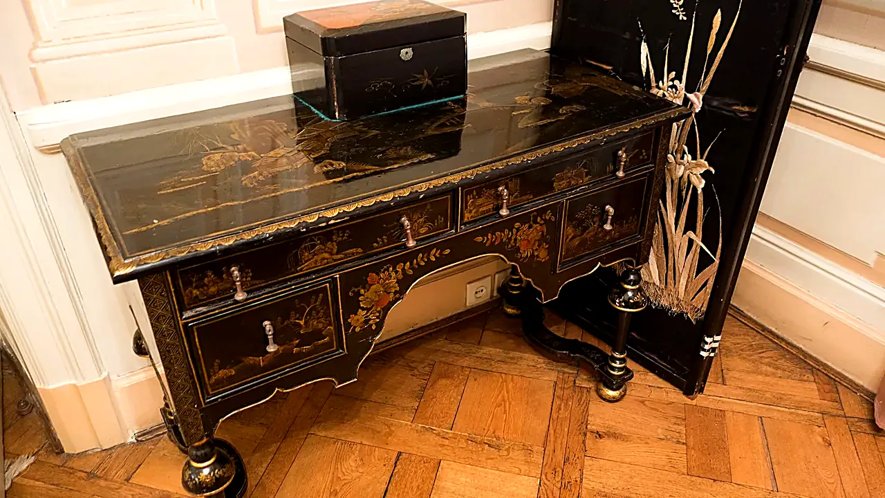 Antique Chinese lacquered cabinet (26432463292)