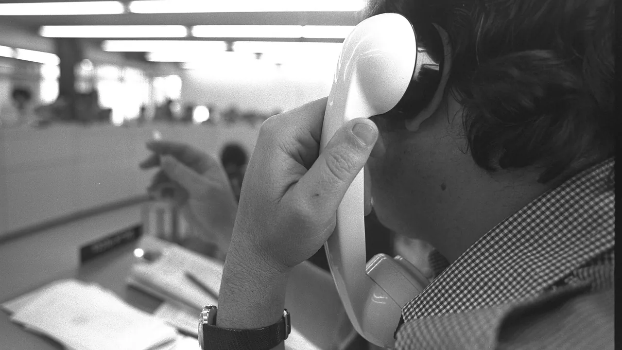 Flickr - Government Press Office (GPO) - A stock broker at theTel Aviv Stock Exchange