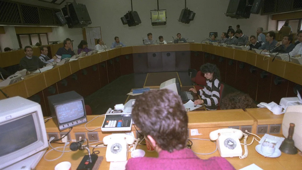 Flickr - Government Press Office (GPO) - Stock brokers at theTel Aviv Stock Exchange