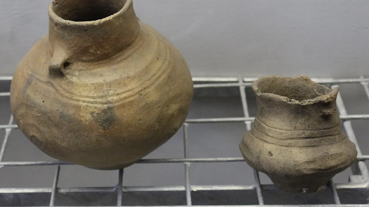 Haldensleben, Museum, Amphore und Miniaturgefäß der jüngeren Bronzezeit
