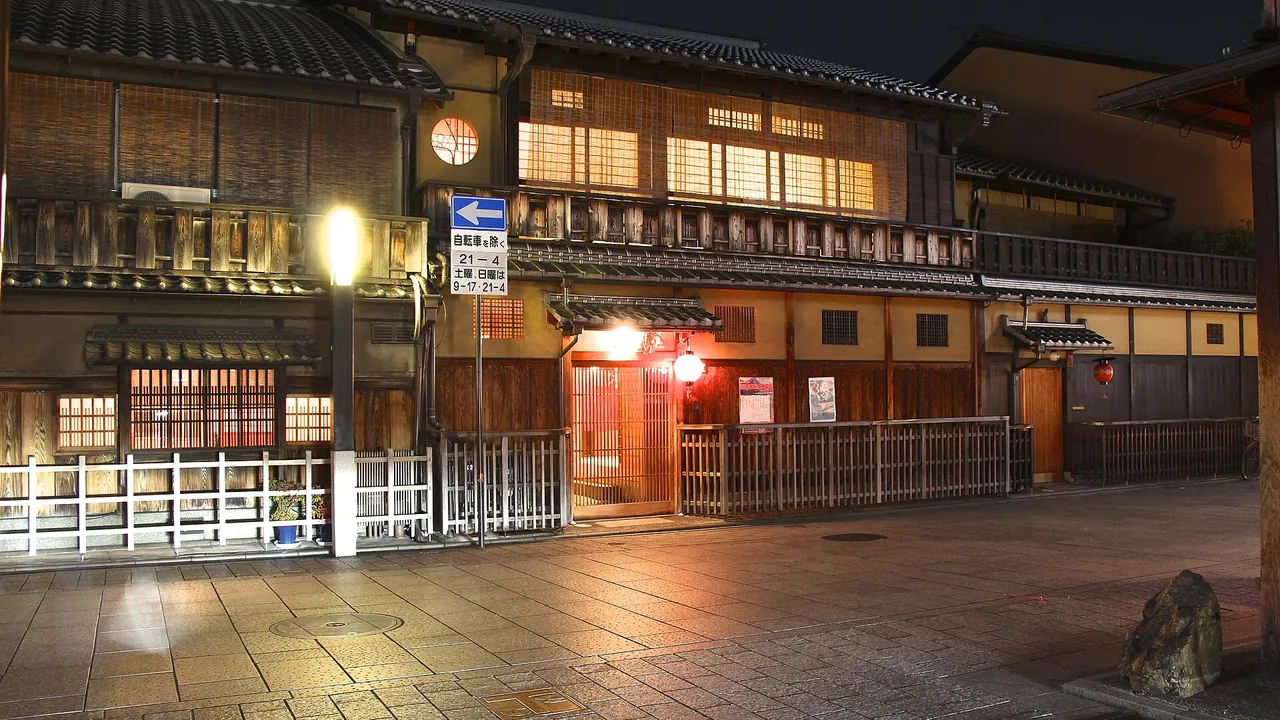 JP-Kyoto-Gion-Area-Traditional-House-Night-View