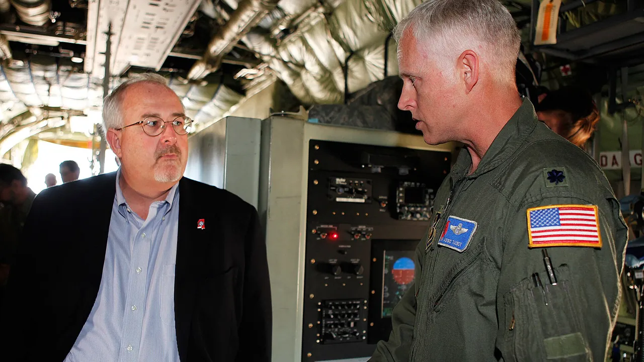 FEMA - 43820 - Administrator Fugate aboard a Hurricane Hunter aircraft in Mississippi