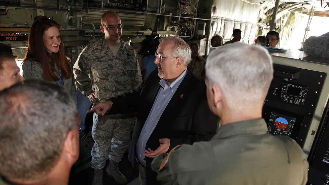 FEMA - 43821 - Administrator Fugate aboard a Hurricane Hunter aircraft in Mississippi