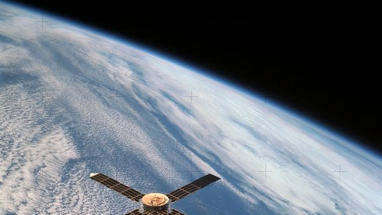 View of Skylab space station cluster in Earth orbit from CSM