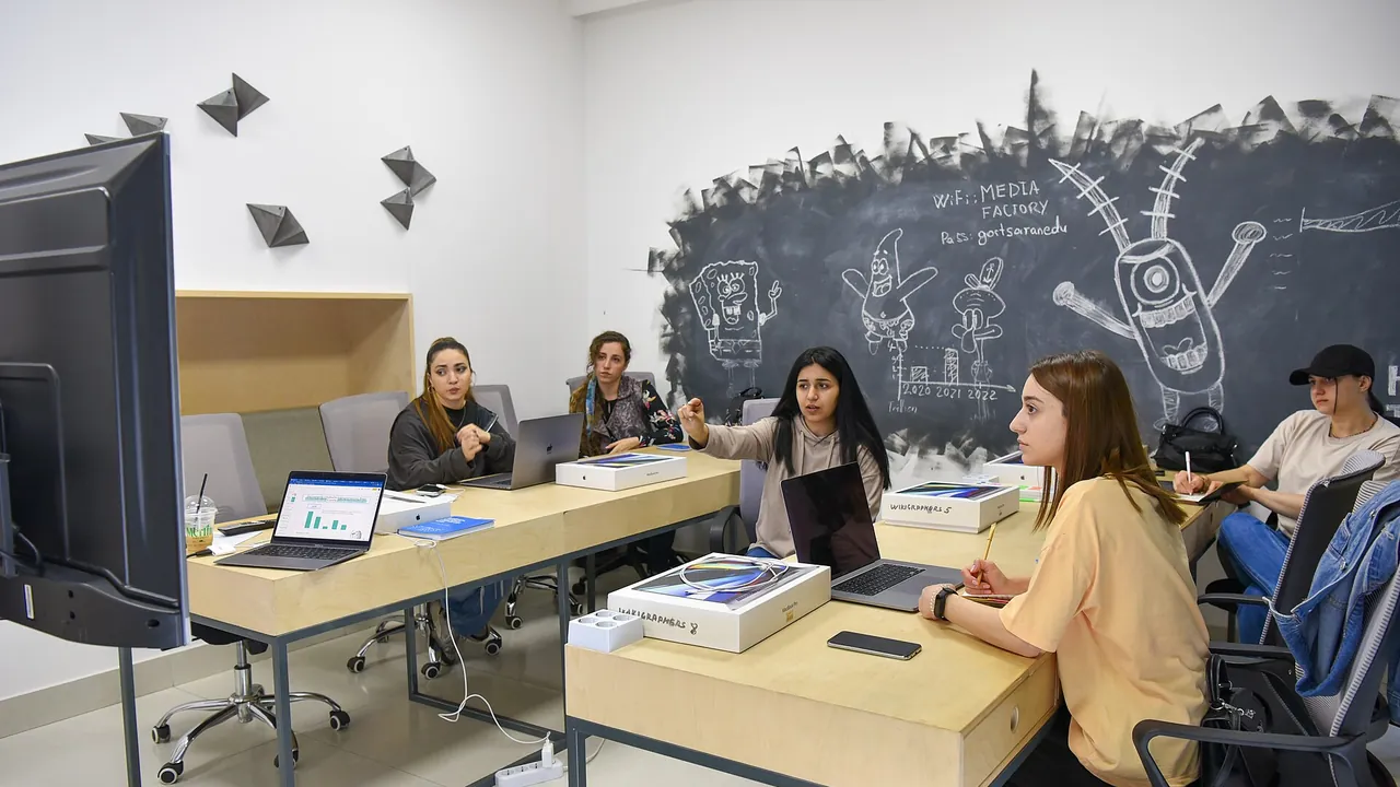 Creation of data-driven infographics course, WikiGraphers. Visualizing Open Knowledge Project