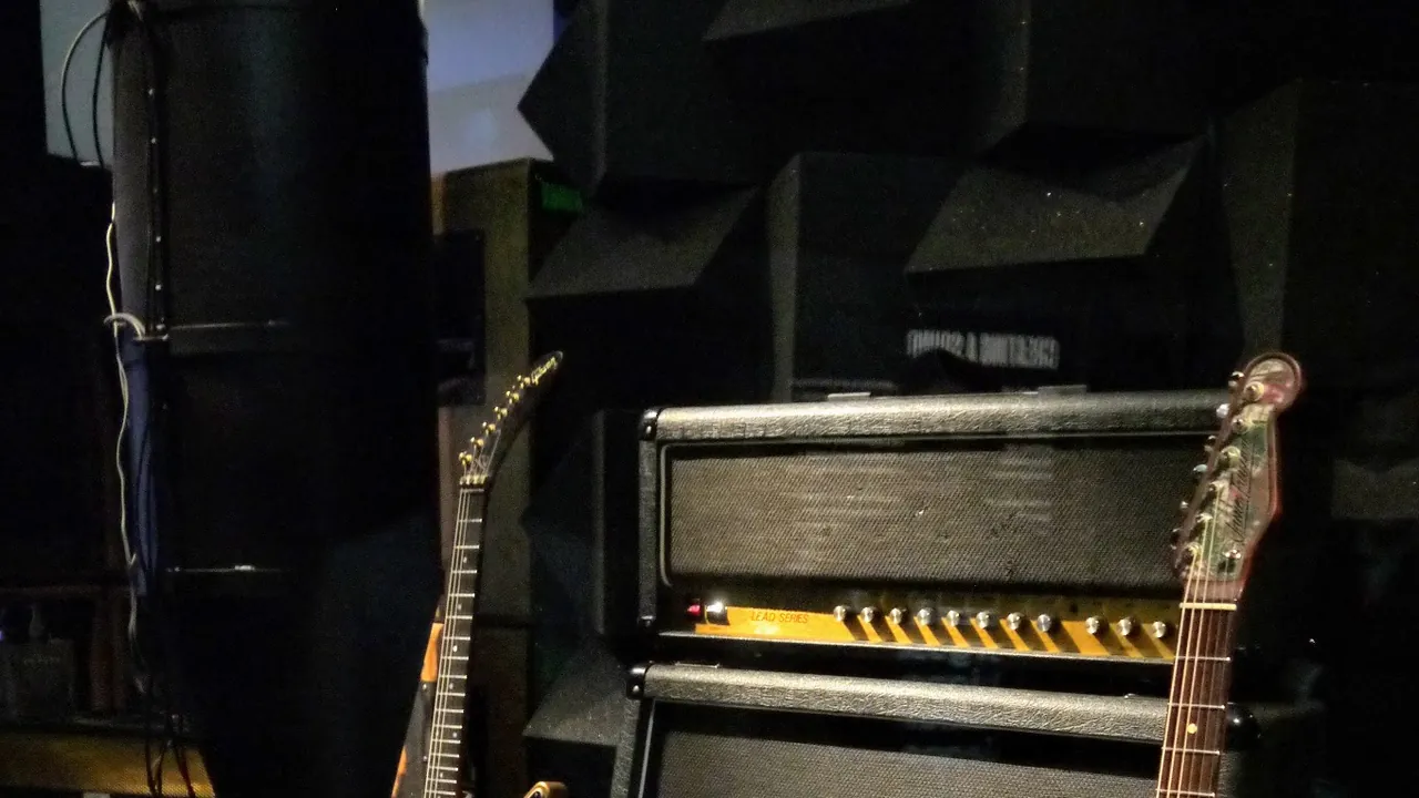 Tom Morello's Rig (1980s-2000s) Gibson Explorer II, James Trussart Steelcaster, Marshall JCM800 & 412cab, pedals(Whammy,