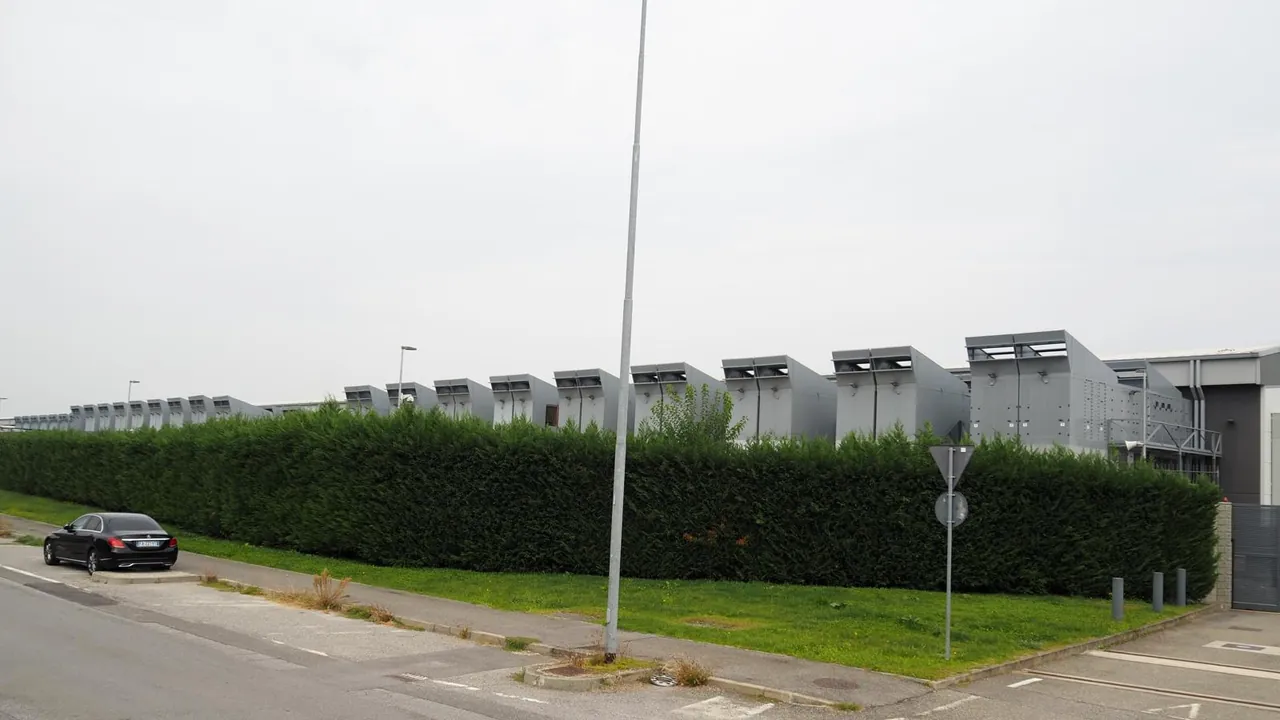 Le torrette con i bocchettoni per il raffreddamento ad aria dei server in un data center attivo dal 2015