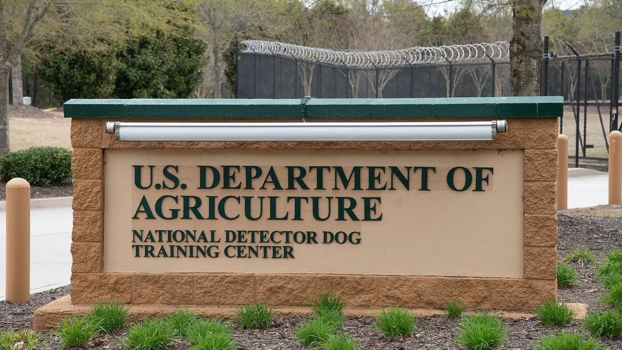 Secretary Perdue visits APHIS Detector Dog Trainers and Trainees (20190404-OSEC-LSC-0003)