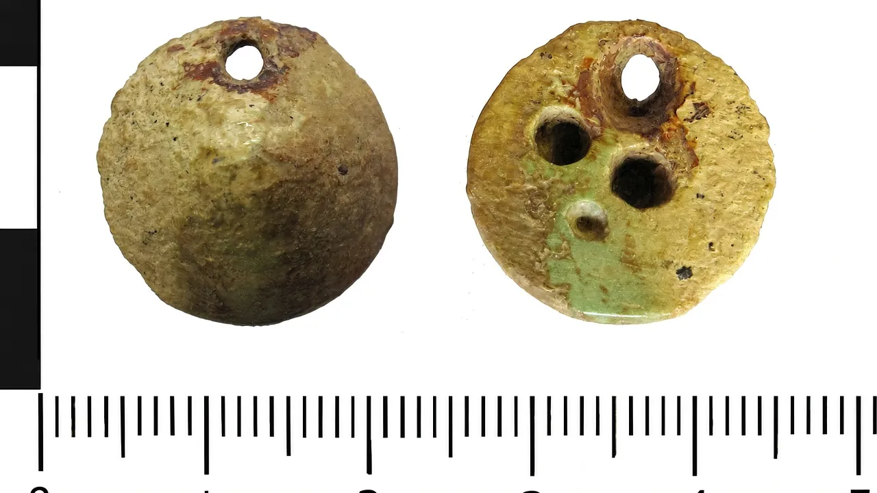 Early Medieval amber bead (plan and reverse). (FindID 540348)