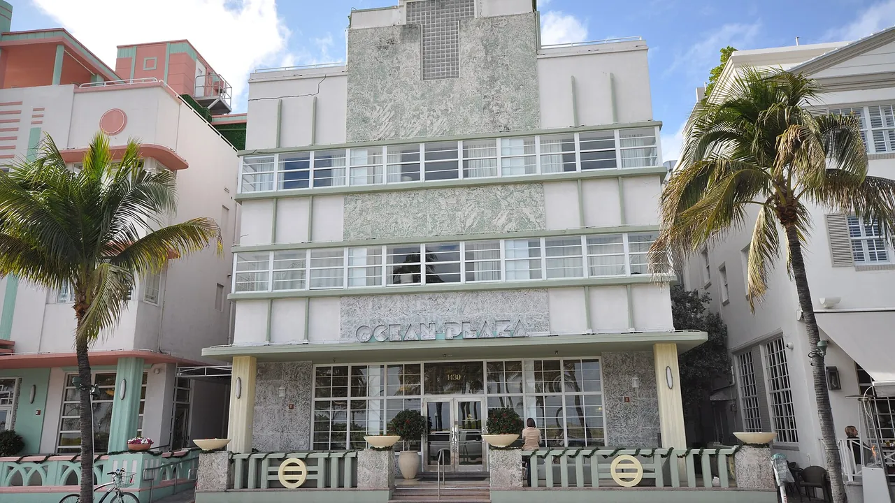Ocean Drive - Art Deco buildings in Miami (5410501624)