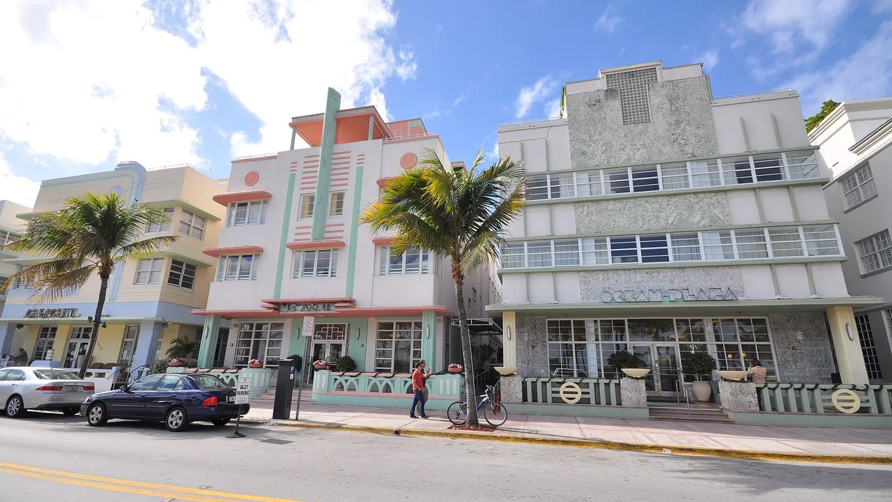 Ocean Drive - Art Deco buildings in Miami (5410502514)