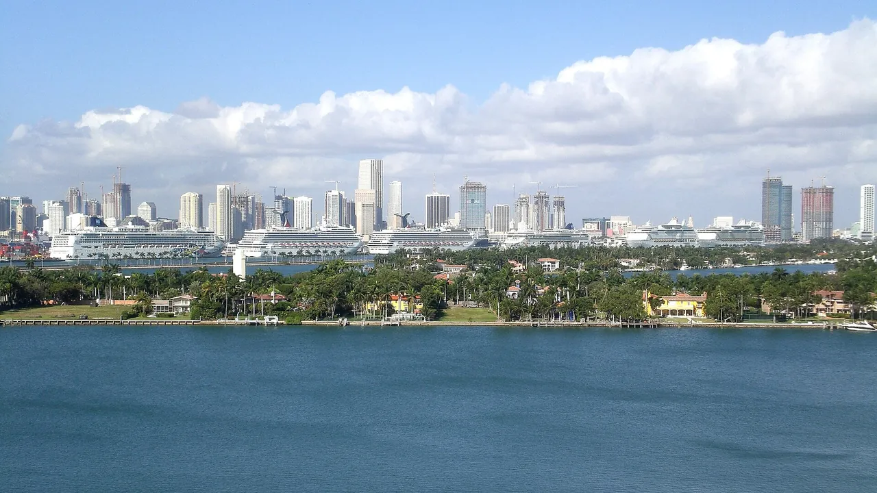 Miami skyline from Miami Beach 2006 by Averette101