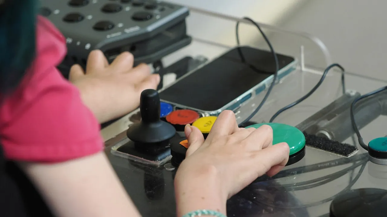InclusiveGameLab Person-Using-Hori-Flex-Controller 01 CC-BY-SA