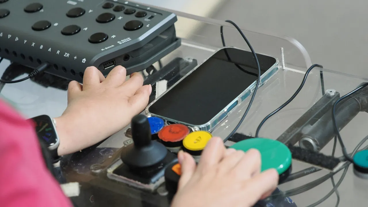 InclusiveGameLab Person-Using-Hori-Flex-Controller 02 CC-BY-SA