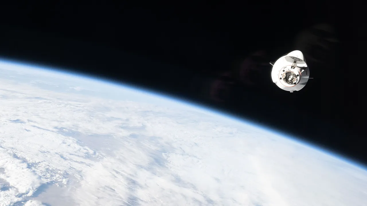 A SpaceX Dragon cargo spacecraft approaches the International Space Station (iss074e0586357)