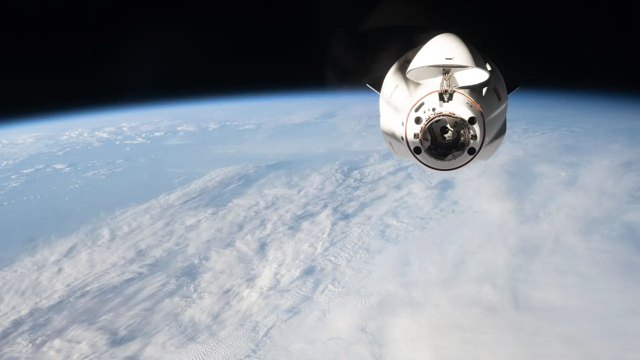A SpaceX Dragon cargo spacecraft approaches the International Space Station (iss074e0586370)