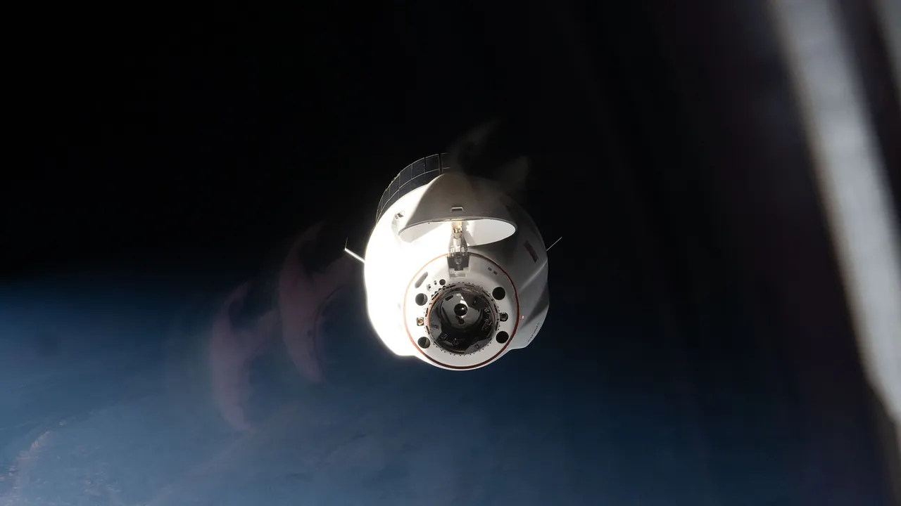 A SpaceX Dragon cargo spacecraft approaches the International Space Station (iss074e0586405)