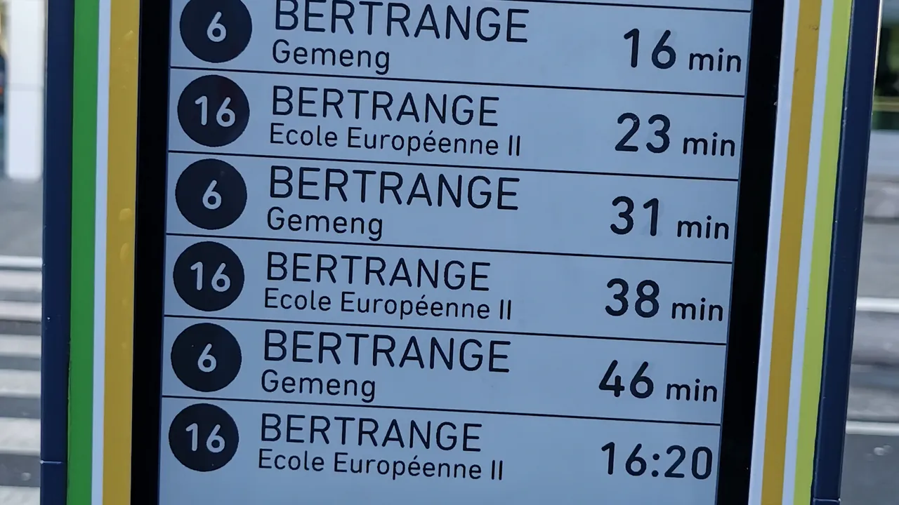 LUX – Kanton Luxemburg — Gemeinde Sandweiler — Findel — 4 Rue de Trèves — Quai 4 (Abfahrtszeiten Busse · Electronic pape