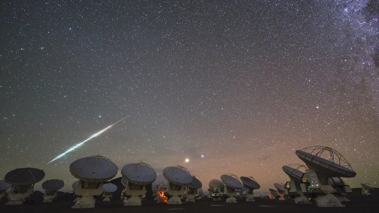 Cosmic fireball falling over ALMA (potw1414a)