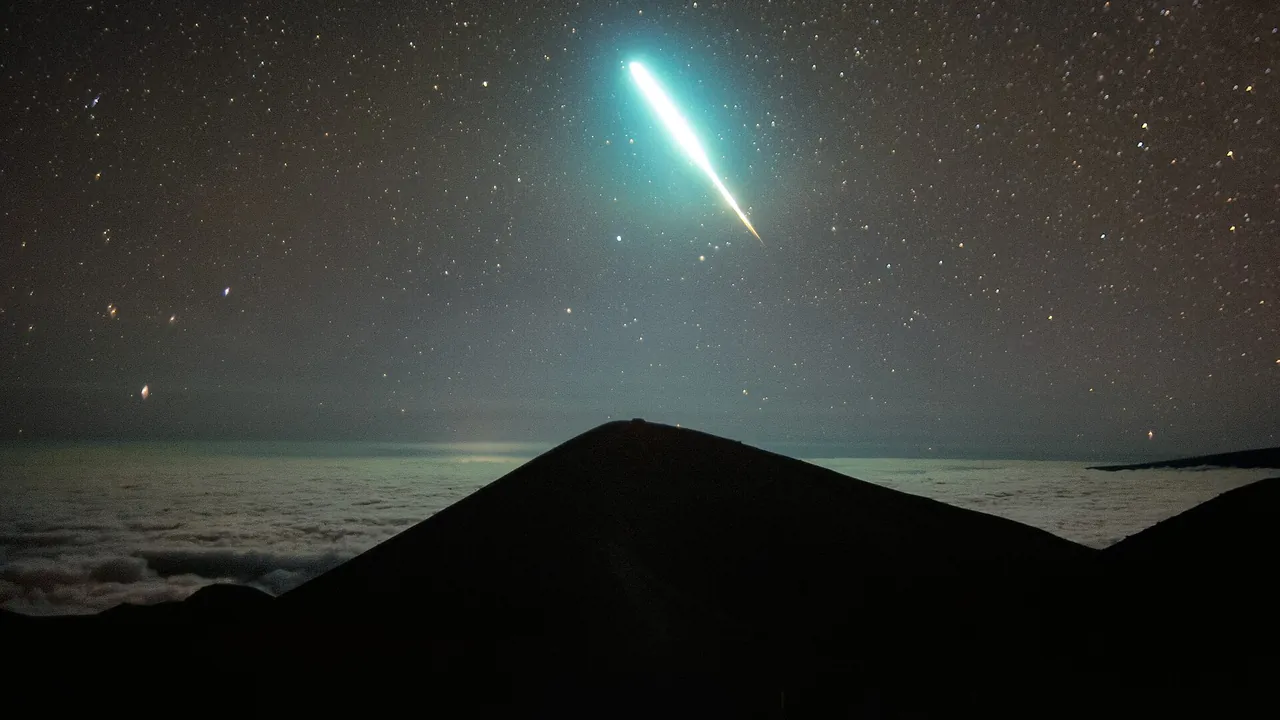 Fireball Flies Above Gemini North (iotw2602a)
