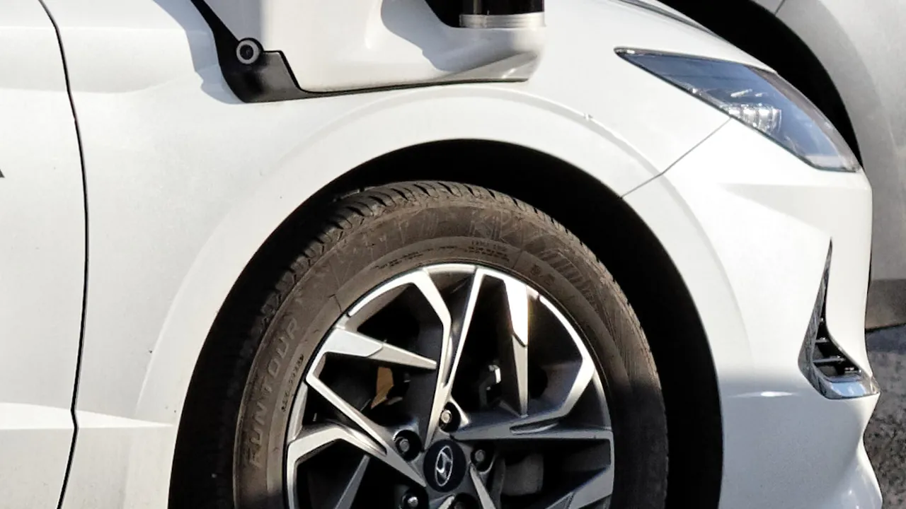 Moscow, Yandex self-driving Hyundai Sonata, Aug 2025 fender unit 01