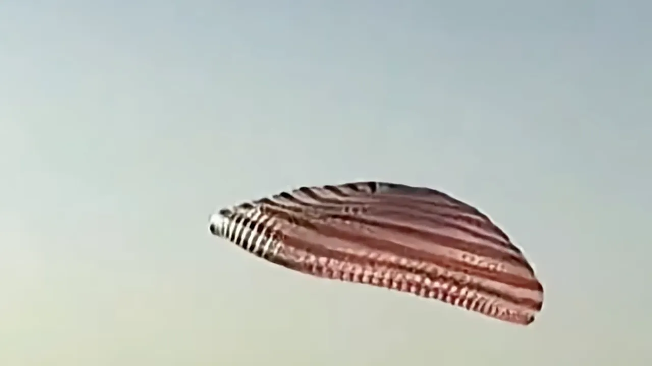 Shenzhou 20 crew landing aboard Shenzhou 21 spacecraft 02