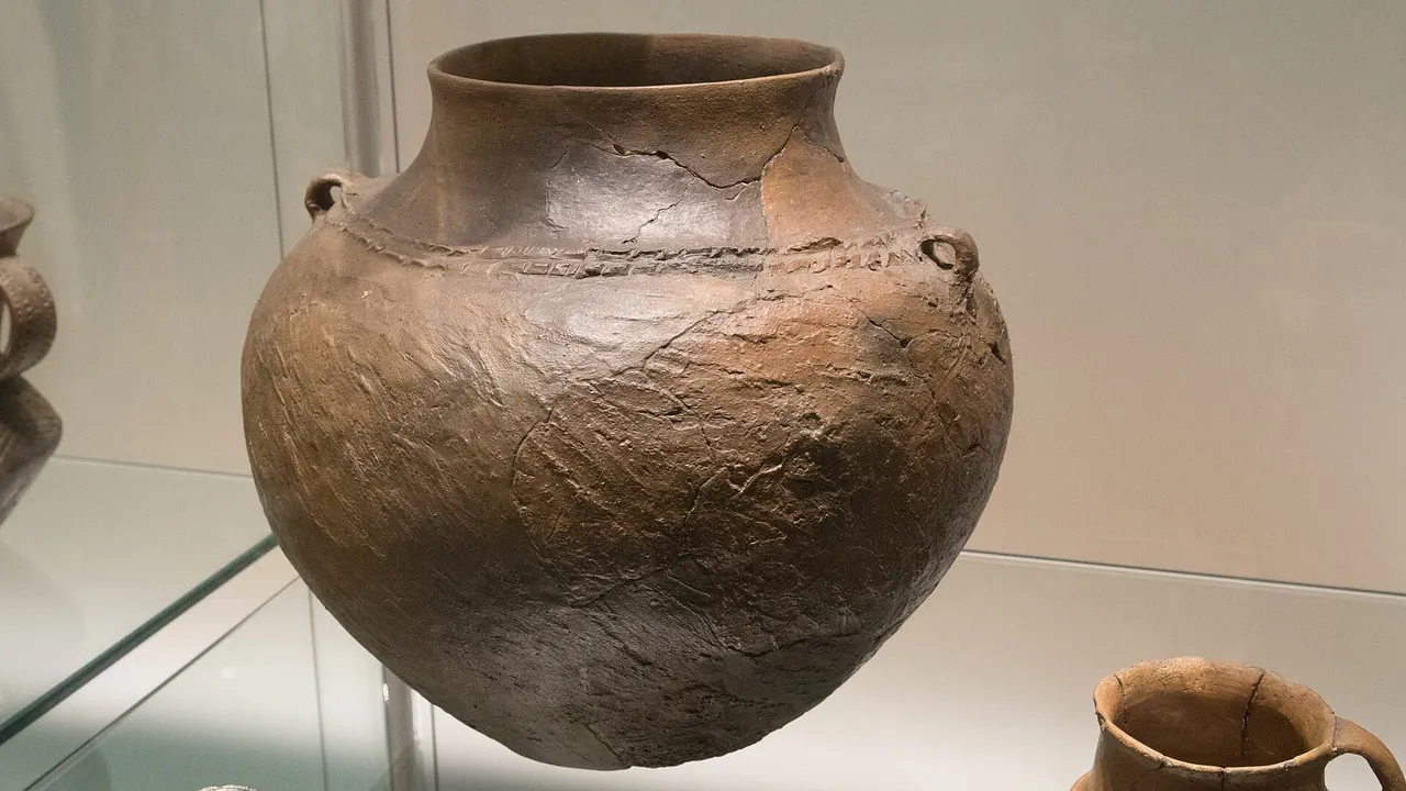 Bronze Age pottery, 1800 BC, Museum of Western Bohemia, 187781