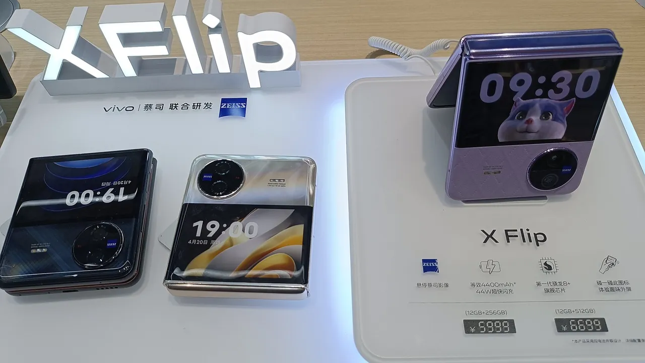SZ 深圳 Shenzhen 龍華區 Longhua District 景龍建設路 Jinglong Jianshe Road 壹方天地 Uniwalk Mall shop Smartphones VIVO XFlip folding Se