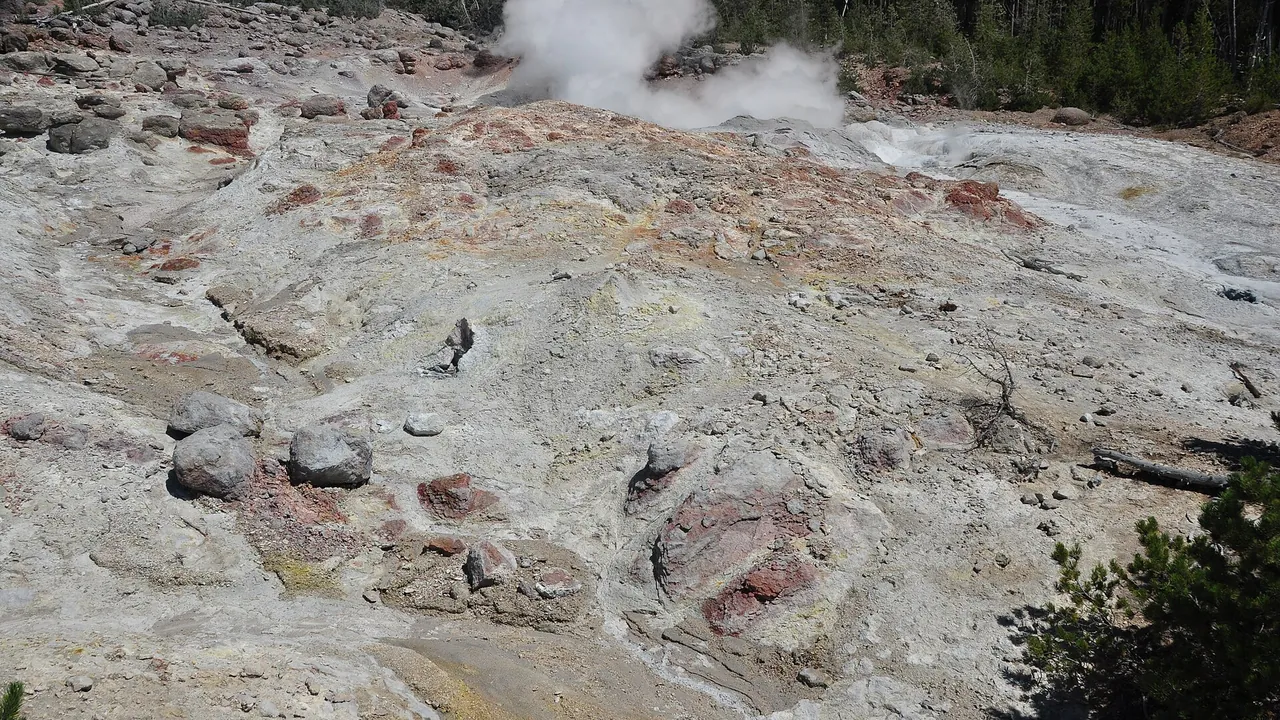 Hydrothermally-altered rhyolitic ash-flow tuff (Lava Creek Tuff, Middle Pleistocene, 640 ka) at Steamboat Geyser (6 Augu